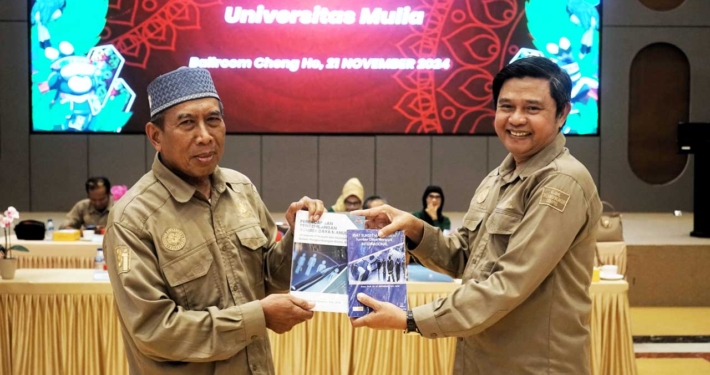 Rektor Prof. Dr. Ir. Muhammad Ahsin Rifa'i menerima dua buah buku referensi karya Dr. Sudarmo di Ballroom Cheng Ho, universitas Mulia, Kamis (21/11). Foto: Media Kreatif