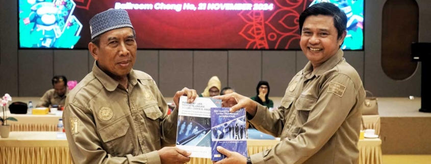 Rektor Prof. Dr. Ir. Muhammad Ahsin Rifa'i menerima dua buah buku referensi karya Dr. Sudarmo di Ballroom Cheng Ho, universitas Mulia, Kamis (21/11). Foto: Media Kreatif