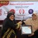 Isa Rosita menerima piagam penghargaan sebagai narasumber dalam Seminar MGMP Matematika SMK di Universitas Balikpapan, Kamis (28/11). Foto: Istimewa