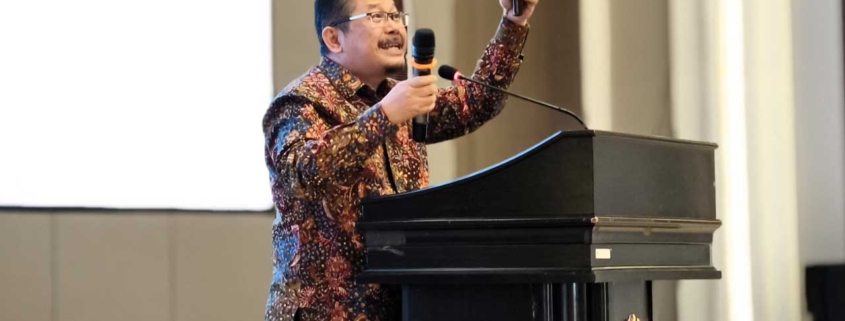 Ketua BRIDA Jawa Timur Dr. Andriyanto, S.H., M.Kes saat memberikan orasi ilmiah pada Dies Natalis VI universitas Mulia di Ballroom Cheng Ho, Rabu (18/12). Foto: Media Kreatif