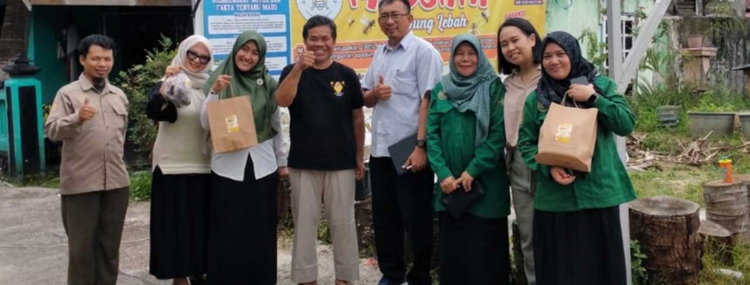 Tim FHK yang dipimpin Dekan Dr. Mada Aditia Wardhana mengunjungi pelaku usaha madu herbal Madsant, Ridwansyah, di Kel. Margomulyo Balikpapan, Kamis (19/12). Foto: Istimewa