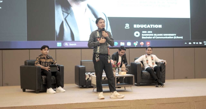 Yana Priatna ketika sedang berbicara Entrepreneurship di Universitas Mulia. Foto: Media Kreatif