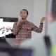 Deddy Kurniawan saat memaparkan materi pelatihan software editing video. Foto: PSDKU Samarinda