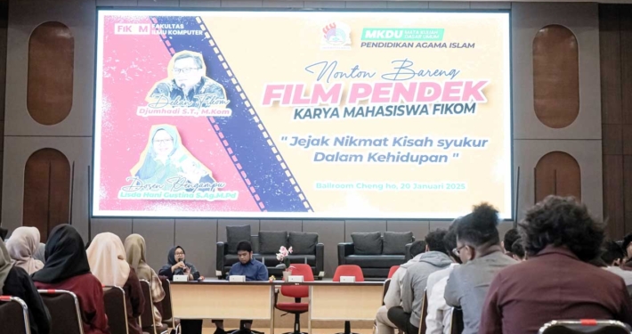 Dosen Pendidikan Agama Islam Lisda Hani Gustina, S.Ag., M.Pd. menggelar nonton bareng film karya mahasiswanya, bertempat di Ballroom Cheng Ho, Senin (20/1). Foto: Media Kreatif