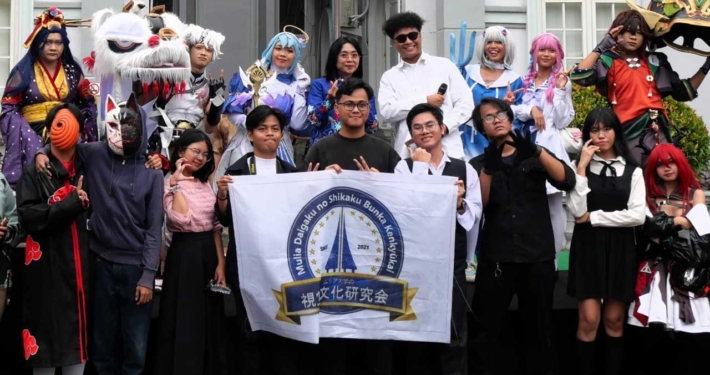 Ratih Kusuma foto bersama 15 mahasiswa dari Universitas Mulia yang mengikuti kompetisi cosplay serta beberapa peserta lain yang ikut meramaikan acara dengan costwalk. Foto: Aqilah