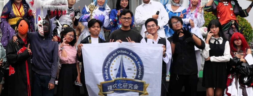 Ratih Kusuma foto bersama 15 mahasiswa dari Universitas Mulia yang mengikuti kompetisi cosplay serta beberapa peserta lain yang ikut meramaikan acara dengan costwalk. Foto: Aqilah