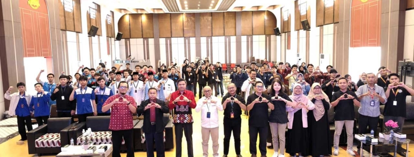 Foto bersama Rektor bersama Wakil Rektor dan jajaran pejabat Universitas Mulia dan seluruh peserta dan panitia Technofest 2025. Foto: Vio/Media Kreatif