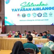 Pak Satria saat berbicara tentang keunggulan Kota Balikpapan di depan hadirin, salah satunya adalah mantan Wali Kota Balikpapan H. Rizal Effendi (dua dari kanan) pada acara silaturahmi Yayasan Airlangga bersama stakeholder, Sabtu (22/2). Foto: Vio/Media Kreatif