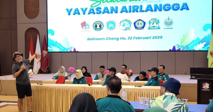 Pak Satria saat berbicara tentang keunggulan Kota Balikpapan di depan hadirin, salah satunya adalah mantan Wali Kota Balikpapan H. Rizal Effendi (dua dari kanan) pada acara silaturahmi Yayasan Airlangga bersama stakeholder, Sabtu (22/2). Foto: Vio/Media Kreatif