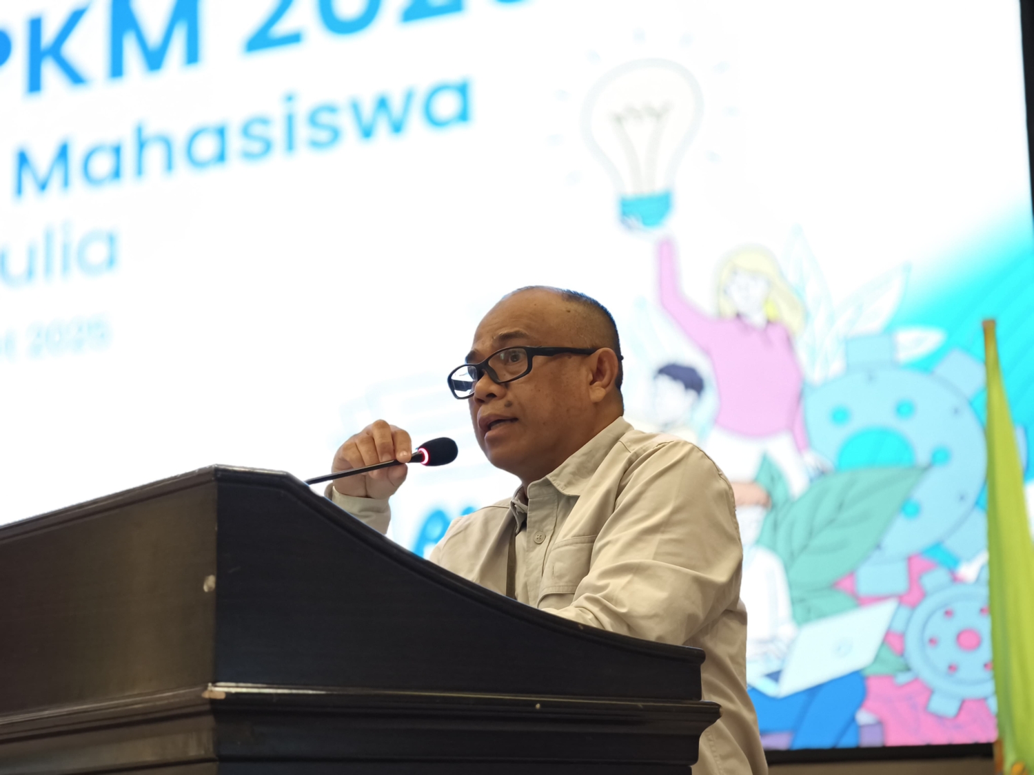 Wakil Rektor III Bidang Kemahasiswaan, Sumardi, S.Kom., M.Kom., memberikan sambutan sekaligus motivasi kepada mahasiswa dalam Workshop PKM 2025 Universitas Mulia