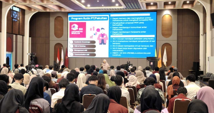 Dr. Andi Aliah Hidayani, S.Si., M.Si di hadapan mahasiswa Universitas Mulia, dalam rangka Pembekalan Program Kreativitas Mahasiswa (PKM) 2025, yang berlangsung di Ballroom Cheng Ho, Kamis (13/2). Foto: Vio/Media Kreatif