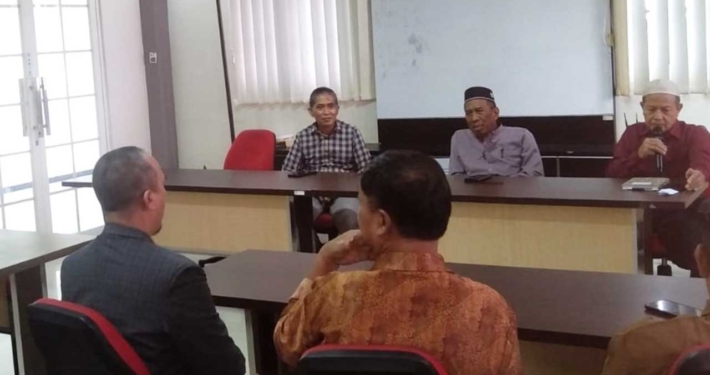 Dr. Sudarmo (tengah) bersama Dr. Agung Sakti Pribadi (kiri) dan Drs. Akhmad Priyanto sedang membuka acara, Selasa (4/3). Foto: Anshar