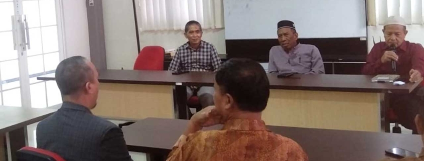 Dr. Sudarmo (tengah) bersama Dr. Agung Sakti Pribadi (kiri) dan Drs. Akhmad Priyanto sedang membuka acara, Selasa (4/3). Foto: Anshar