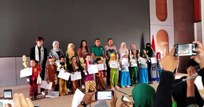 Rektor Prof. Muhammad Ahsin Rifa'i bersama Dekan FHK Dr. Mada Aditia W, panitia Nur Wahidah, pengurus HIMPAUDI dan para juara lomba akbar PAUD se-Balikpapan. Foto: SA/Kontributor