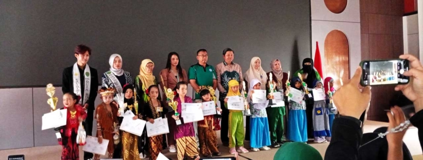 Rektor Prof. Muhammad Ahsin Rifa'i bersama Dekan FHK Dr. Mada Aditia W, panitia Nur Wahidah, pengurus HIMPAUDI dan para juara lomba akbar PAUD se-Balikpapan. Foto: SA/Kontributor