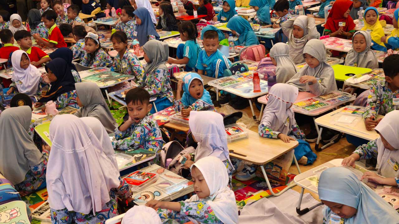 Ratusan anak PAUD dan TK se-Balikpapan mengikuti Lomba Menggambar, Mewarnai, dan Fashion Show yang digelar Prodi PGAUD kerja bareng HIMPAUDI, Kamis (24/4). Foto: Media Kreatif