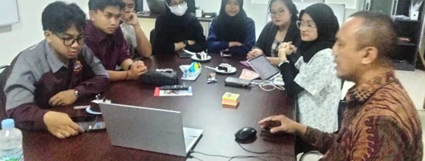 Direktur ATC Adjat Sudradjat memimpin koordinasi kepanitiaan bersama Ketua BEM Agung Widiyanto dan Brand Ambbasador Muda Mudi Mulia 2025. Foto: Istimewa