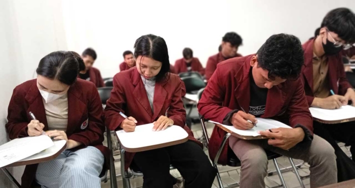 Mahasiswa mengerjakan ujian tulis tanpa gadget atau Close Internet/Close Book. Foto: SA/Kontributor