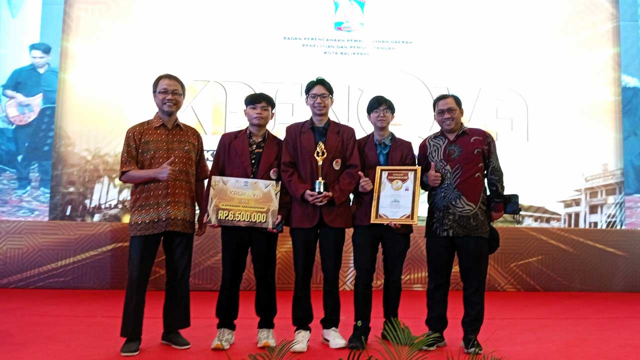 Faridan dkk foto bersama dosen pembimbing M Safi'i dan mewakili Dekan Subur Anugerah. Foto: SA/Kontributor