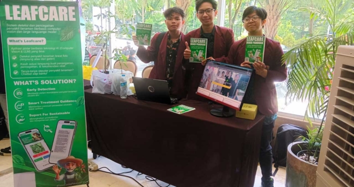 Muhammad Faridan Sutariya (tengah), Abdul Rivai (kiri), dan Danang Wahyu Wicaksono (kanan), dengan karya inovatif bertajuk Aplikasi LeafCare: Sistem Deteksi dan Pencegahan Penyakit Tanaman Berbasis Computer Vision dan Large Language Model (LLM). Foto: Istimewa