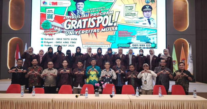 Perwakilan Mahasiswa Baru 2025 dari 13 Program Studi menerima jas almamater merah marun dan foto bersama Rektor Prof. Muhammad Ahsin Rifai, Wakil Rektor, Dekan serta Direktur Eksekutif Yayasan Airlangga Dr. Agung Sakti Pribadi. Foto: Vio/Media Kreatif