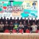 Perwakilan Mahasiswa Baru 2025 dari 13 Program Studi menerima jas almamater merah marun dan foto bersama Rektor Prof. Muhammad Ahsin Rifai, Wakil Rektor, Dekan serta Direktur Eksekutif Yayasan Airlangga Dr. Agung Sakti Pribadi. Foto: Vio/Media Kreatif