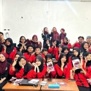 Mahasiswa HIMATI Universitas Mulia foto bersama dengan siswa SMK Adzkiya. Foto: Istimewa