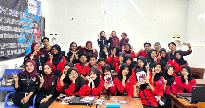 Mahasiswa HIMATI Universitas Mulia foto bersama dengan siswa SMK Adzkiya. Foto: Istimewa