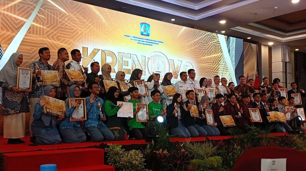 Foto bersama para juara Krenova 2025 bersama dewan juri, panitia, dan Pemerintah Kota Balikpapan. Foto: SA/Kontributor