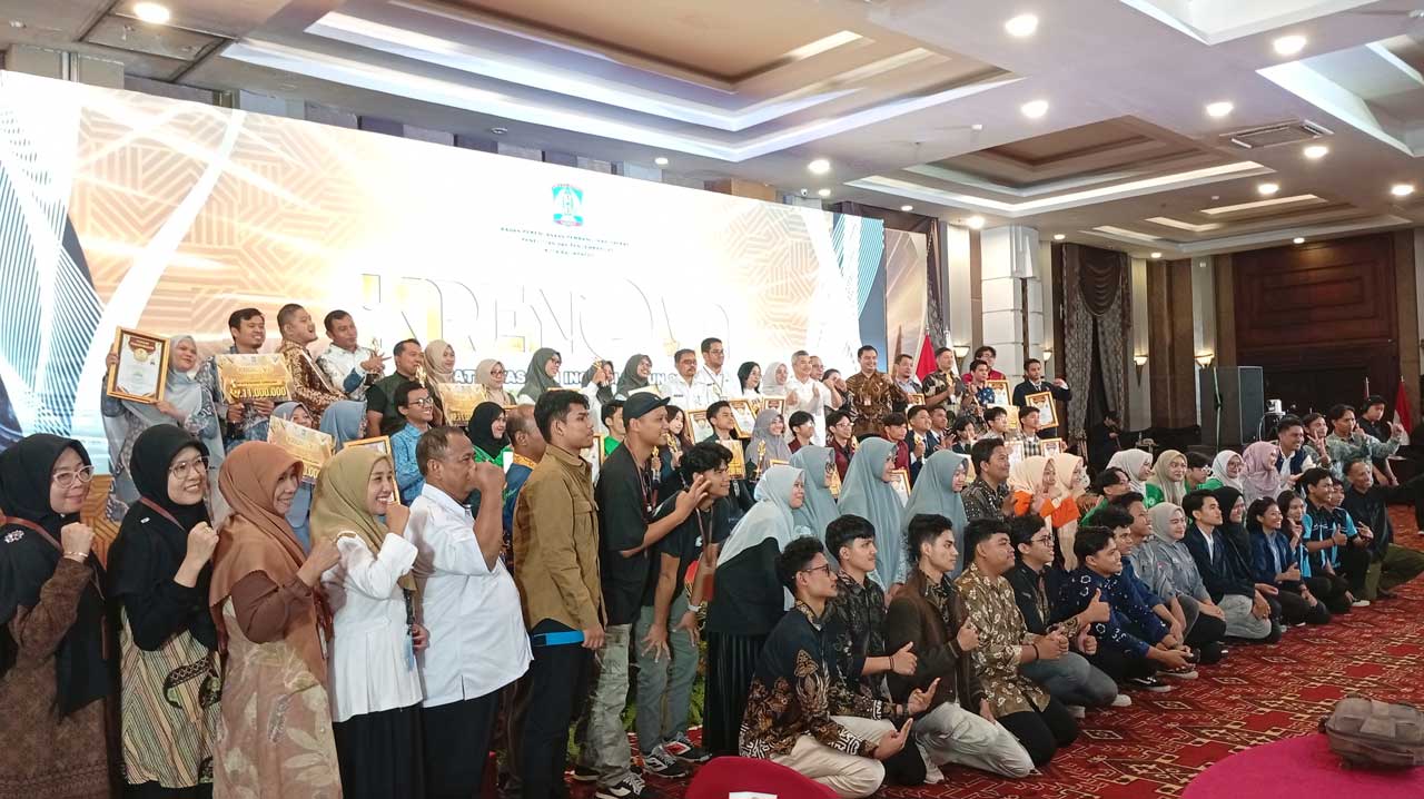 Foto bersama seluruh peserta Krenova 2025 bersama dewan juri, panitia, dan Pemerintah Kota Balikpapan. Foto: SA/Kontributor