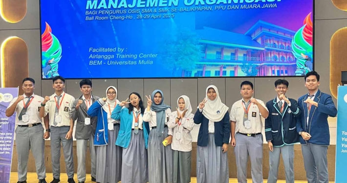 Sadam Rizata (paling kanan) foto bersama dengan teman-temannya satu kelompok dari SMA lainnya. Foto: Istimewa