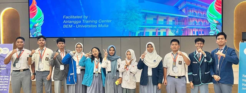 Sadam Rizata (paling kanan) foto bersama dengan teman-temannya satu kelompok dari SMA lainnya. Foto: Istimewa