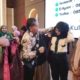 Direktur Eksekutif Yayasan Airlangga Dr. Agung Sakti Pribadi bersama Rektor Prof. Dr. Muhammad Ahsin Rifa'i secara simbolis menerima Mahasiswa Baru 2025 dengan memakaikan jas almamater merah marun kepada perwakilan mahasiswa baru. Foto: Vio/Media Kreatif