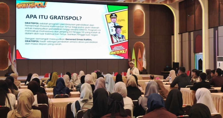 Wakil Rektor Bidang Kemahasiswaan dan Alumni Sumardi, S.Kom., M.Kom menerangkan program Gratispol Pemprov Kaltim kepada Mahasiswa Baru 2025 Gelombang I, Kamis (8/5). Foto: Vio/Media Kreatif