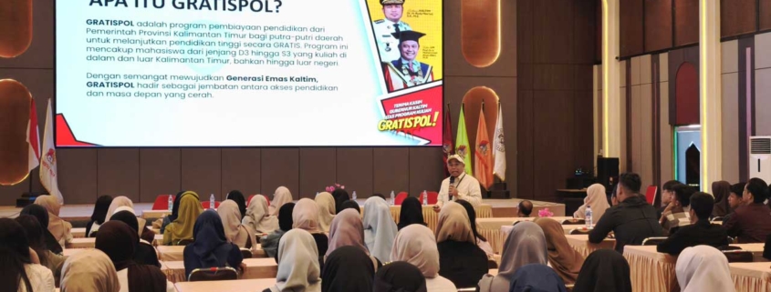 Wakil Rektor Bidang Kemahasiswaan dan Alumni Sumardi, S.Kom., M.Kom menerangkan program Gratispol Pemprov Kaltim kepada Mahasiswa Baru 2025 Gelombang I, Kamis (8/5). Foto: Vio/Media Kreatif
