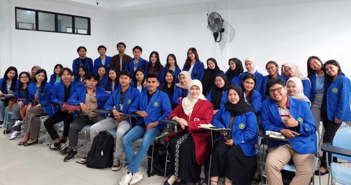 Murtasiyah bersama para mahasiswa UWGM Samarinda dalam program pertukaran dosen mengajar kerjasama FEB Universitas Mulia dengan FEB UWGM. Foto: Istimewa