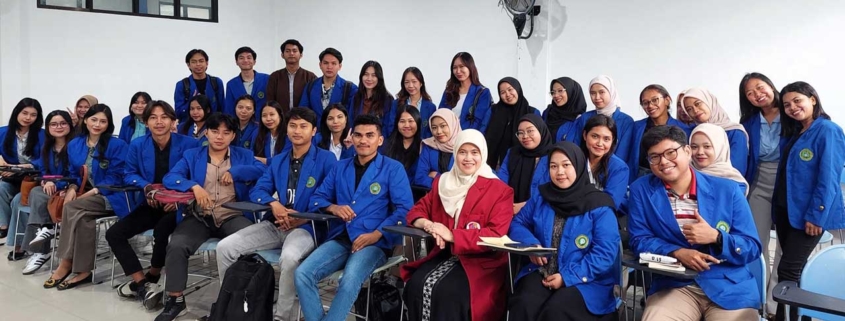 Murtasiyah bersama para mahasiswa UWGM Samarinda dalam program pertukaran dosen mengajar kerjasama FEB Universitas Mulia dengan FEB UWGM. Foto: Istimewa