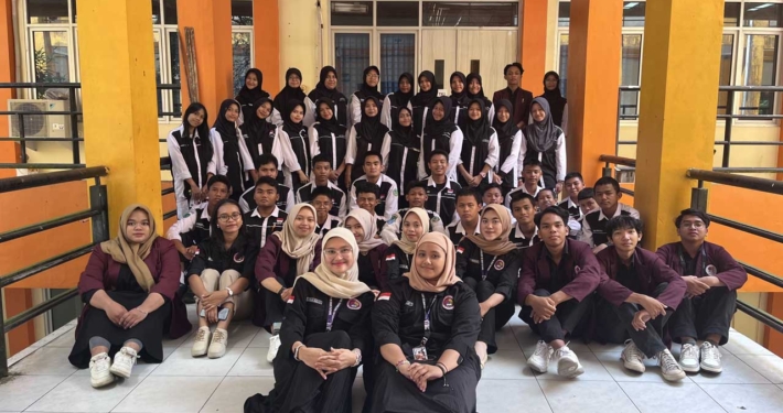 Himpunan Mahasiswa Prodi Teknologi Informasi (HIMATI) Universitas Mulia foto bersama para pelajar SMK N 6 Balikpapan. Foto: Istimewa