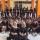 Himpunan Mahasiswa Prodi Teknologi Informasi (HIMATI) Universitas Mulia foto bersama para pelajar SMK N 6 Balikpapan. Foto: Istimewa