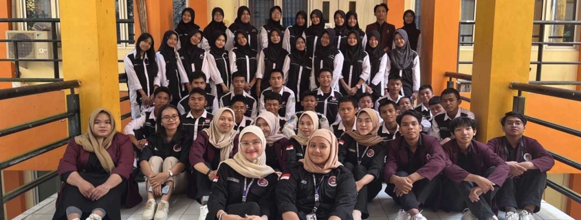 Himpunan Mahasiswa Prodi Teknologi Informasi (HIMATI) Universitas Mulia foto bersama para pelajar SMK N 6 Balikpapan. Foto: Istimewa