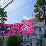 Spanduk Selamat Datang di Pasar Pagi Mulia yang dipotret pada Sabtu (31/5). Foto: SA/Kontributor