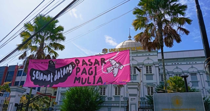 Spanduk Selamat Datang di Pasar Pagi Mulia yang dipotret pada Sabtu (31/5). Foto: SA/Kontributor