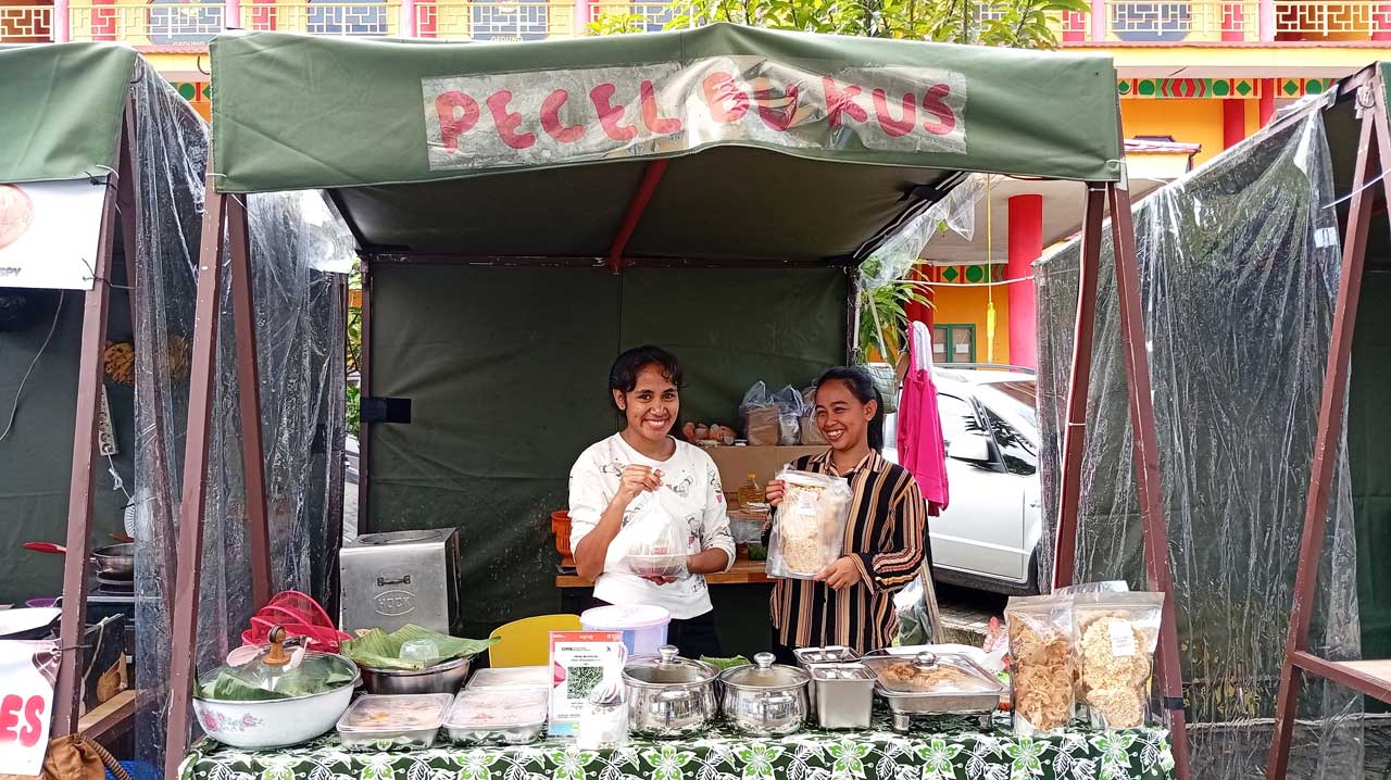 stand-pecel-bukus-jual-rawon-dan-kare-ayam