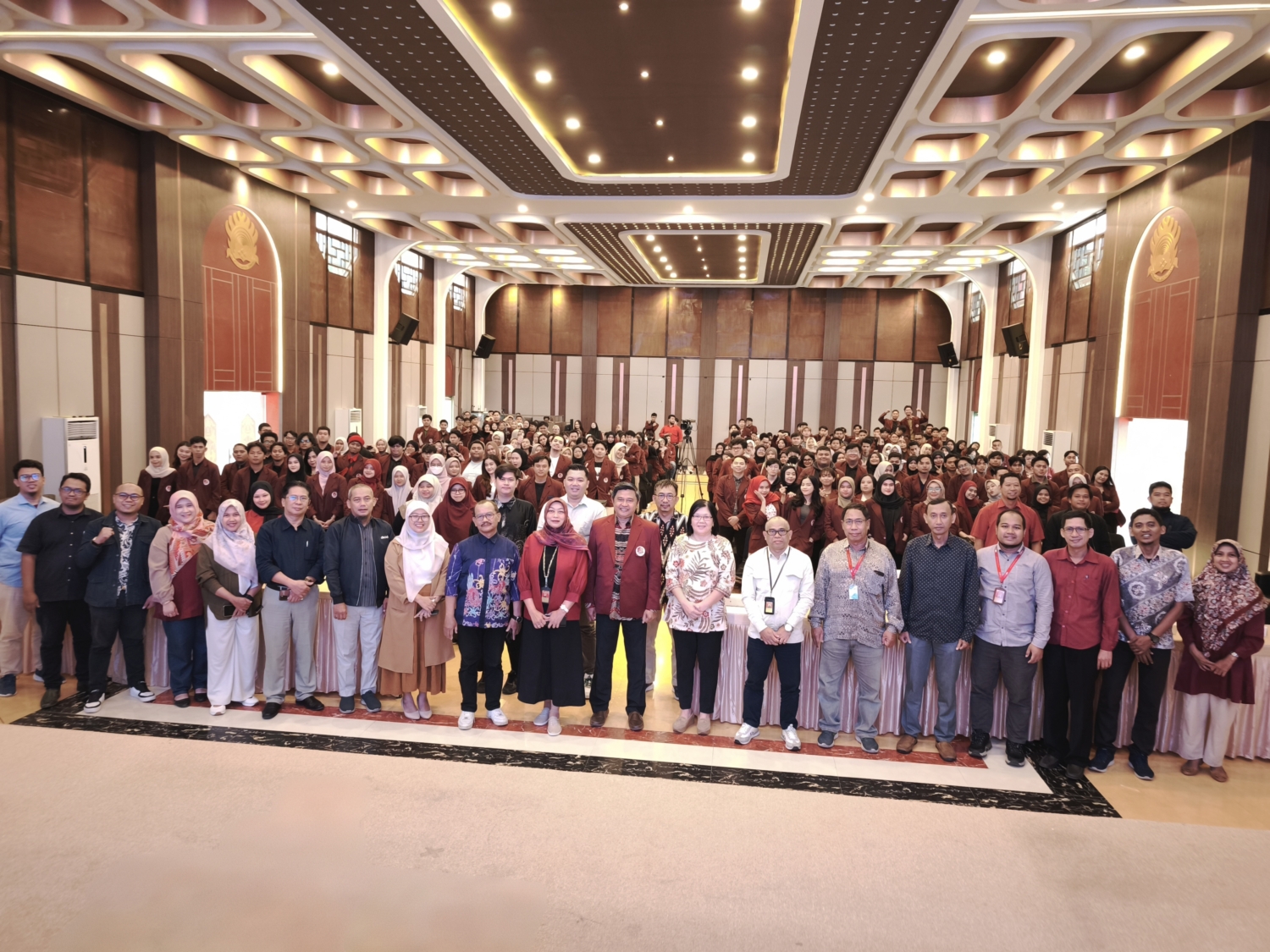 Rektor Universitas Mulia Prof. Dr. Ir. M. Ahsin Rifa’i, M.Si., bersama jajaran pimpinan dan para peserta KKN berfoto bersama usai acara pembukaan Pembekalan KKN Tahun 2025.