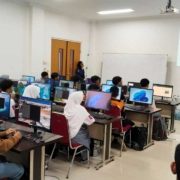 Dosen S1 Informatika M. Safi'i saat memberikan materi tentang Robotika. FOto: Ilyas/Tim Lab Fikom