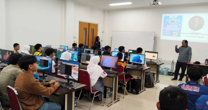 Dosen S1 Informatika M. Safi'i saat memberikan materi tentang Robotika. FOto: Ilyas/Tim Lab Fikom