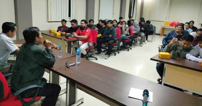 Pengarahan Dekan Fakultas Ilmu Komputer Djumhadi, S.T., M.Kom bersama Kaprodi Teknologi Informasi Agus Wijayanto, S.Kom., M.Kom. Foto: Istimewa
