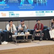 Panel diskusi yang dimoderatori oleh Talitha Aufa, Putri Indonesia Intelegensia Kaltim 2023 dan Aris (BEM Universitas Mulia) ini menjadi puncak pencerahan bagi para mahasiswa. Ketiga narasumber, yaitu Tama, Kevin Laoh, dan Wirangga Foto: Media Kreatif