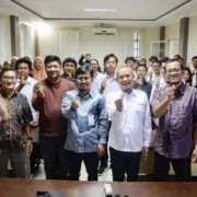 Foto bersama seluruh peserta dan pengajar usai pembukaan. Baris depan dari kanan, Wakil Rektor Wisnu Hera Pamungkas, asesor LSP TD Istia Budi, Perwakilan BPSDM Komdigi Banjarmasin Syarifuddin, asesor LSP TD Dedi Priansyah, dan Dekan Fakultas Ilmu Komputer Djumhadi. Foto: Media Kreatif