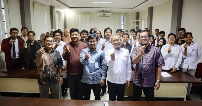 Foto bersama seluruh peserta dan pengajar usai pembukaan. Baris depan dari kanan, Wakil Rektor Wisnu Hera Pamungkas, asesor LSP TD Istia Budi, Perwakilan BPSDM Komdigi Banjarmasin Syarifuddin, asesor LSP TD Dedi Priansyah, dan Dekan Fakultas Ilmu Komputer Djumhadi. Foto: Media Kreatif